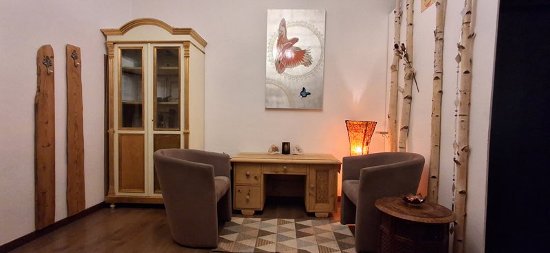 Zona living con arredi in legno e decorazioni in stile naturale.